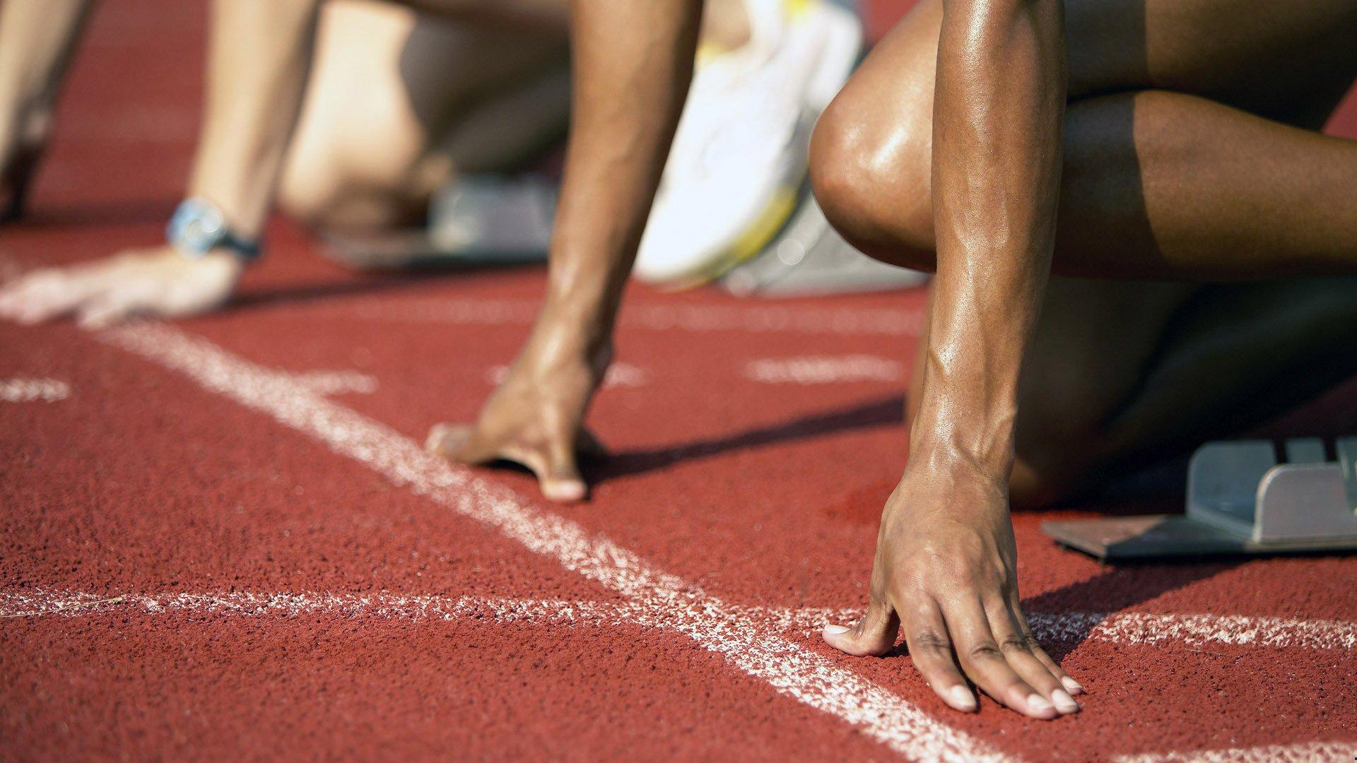 众多国脚人气爆棚！国足集结备战世预赛18强赛生死战，球迷热情点燃训练基地